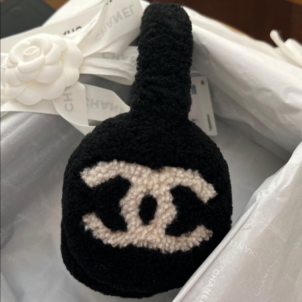CHANEL 25B Black and Cream Earmuffs Full Set w Tags - Picture 3 of 5